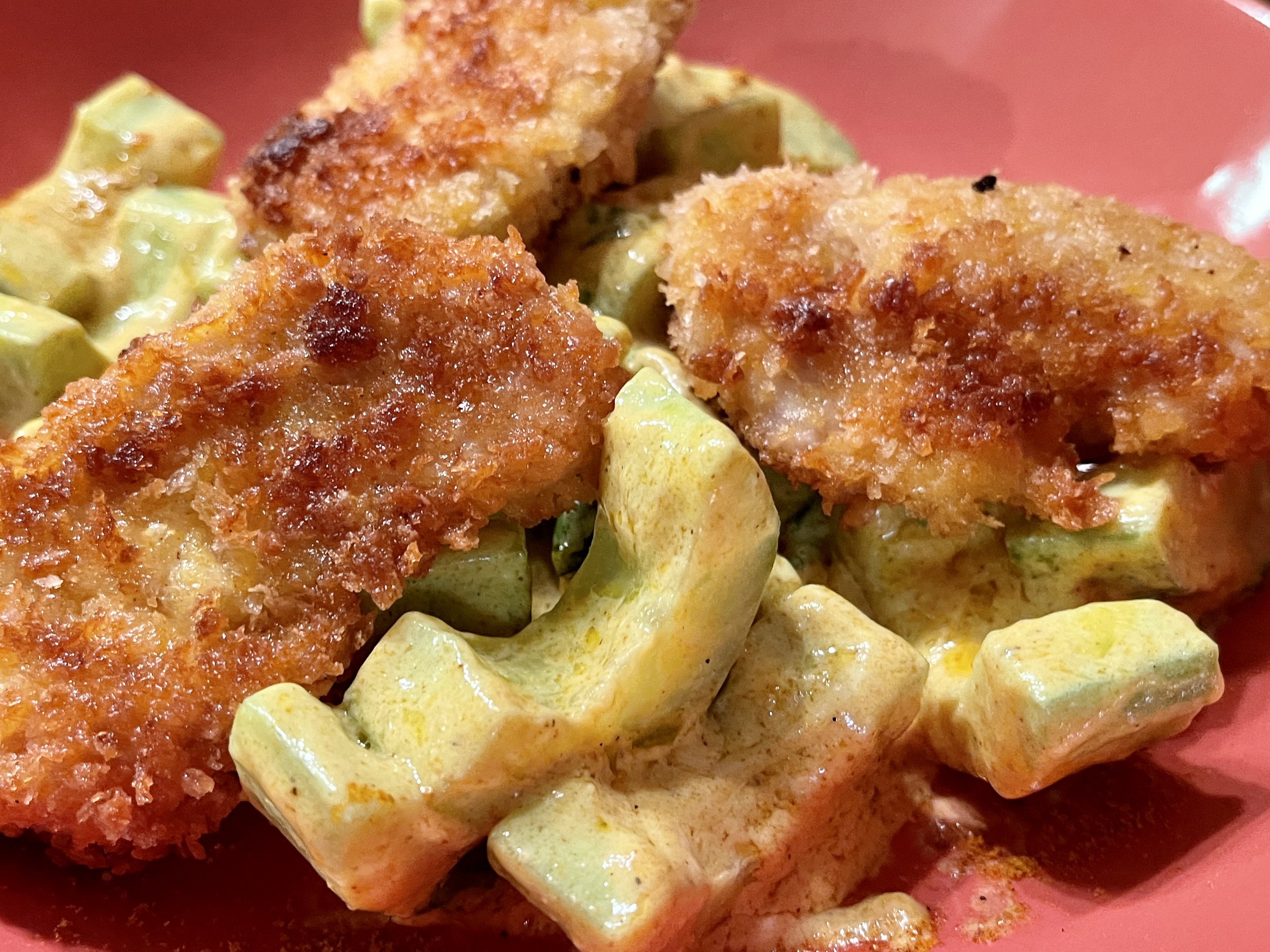 <i>Curry-</i><i>H&auml;hnchenschnitzel</i><i>auf lauwarmem</i><i>Gurkensalat</i>